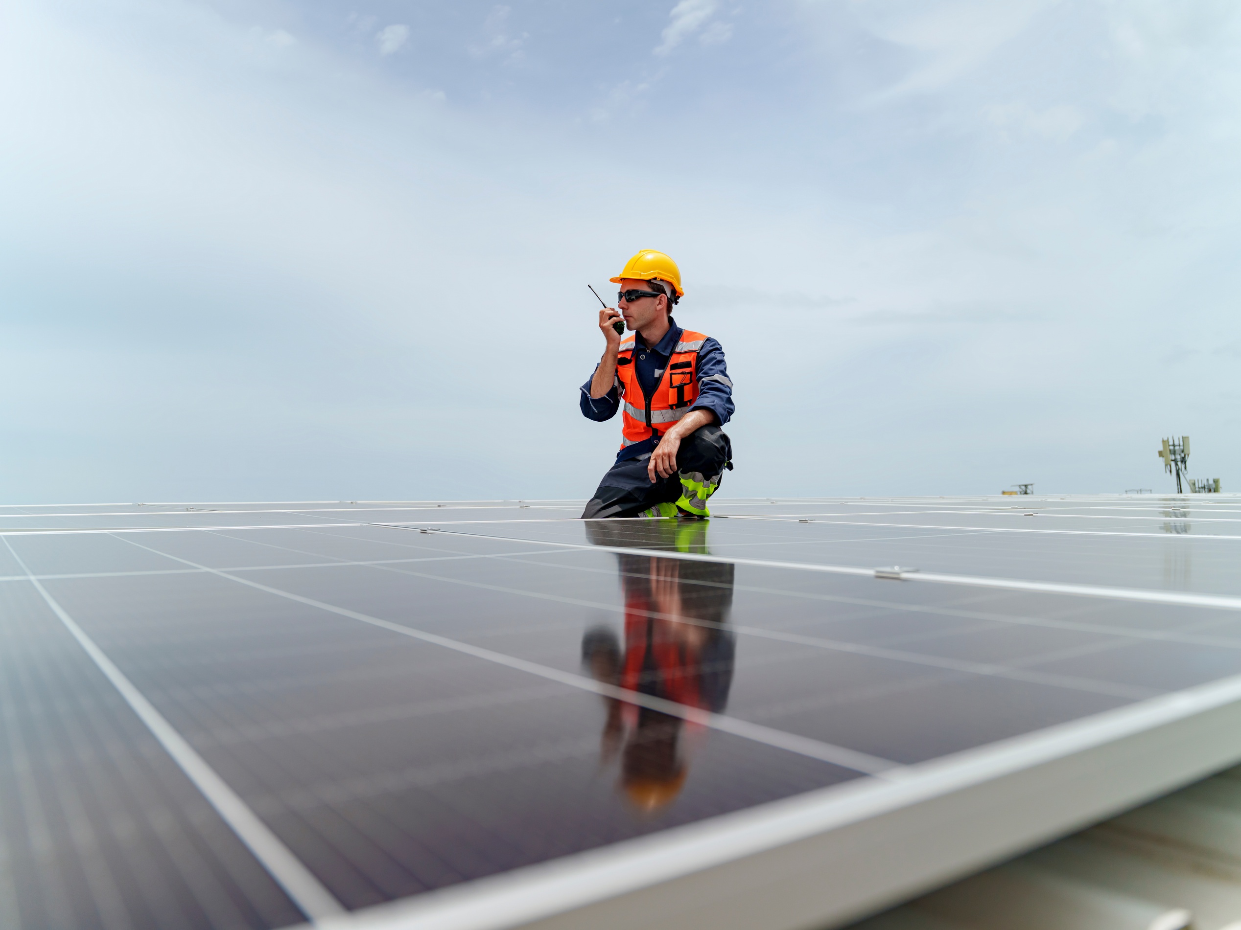 Técnico revisando la instalación de paneles solares en el techo