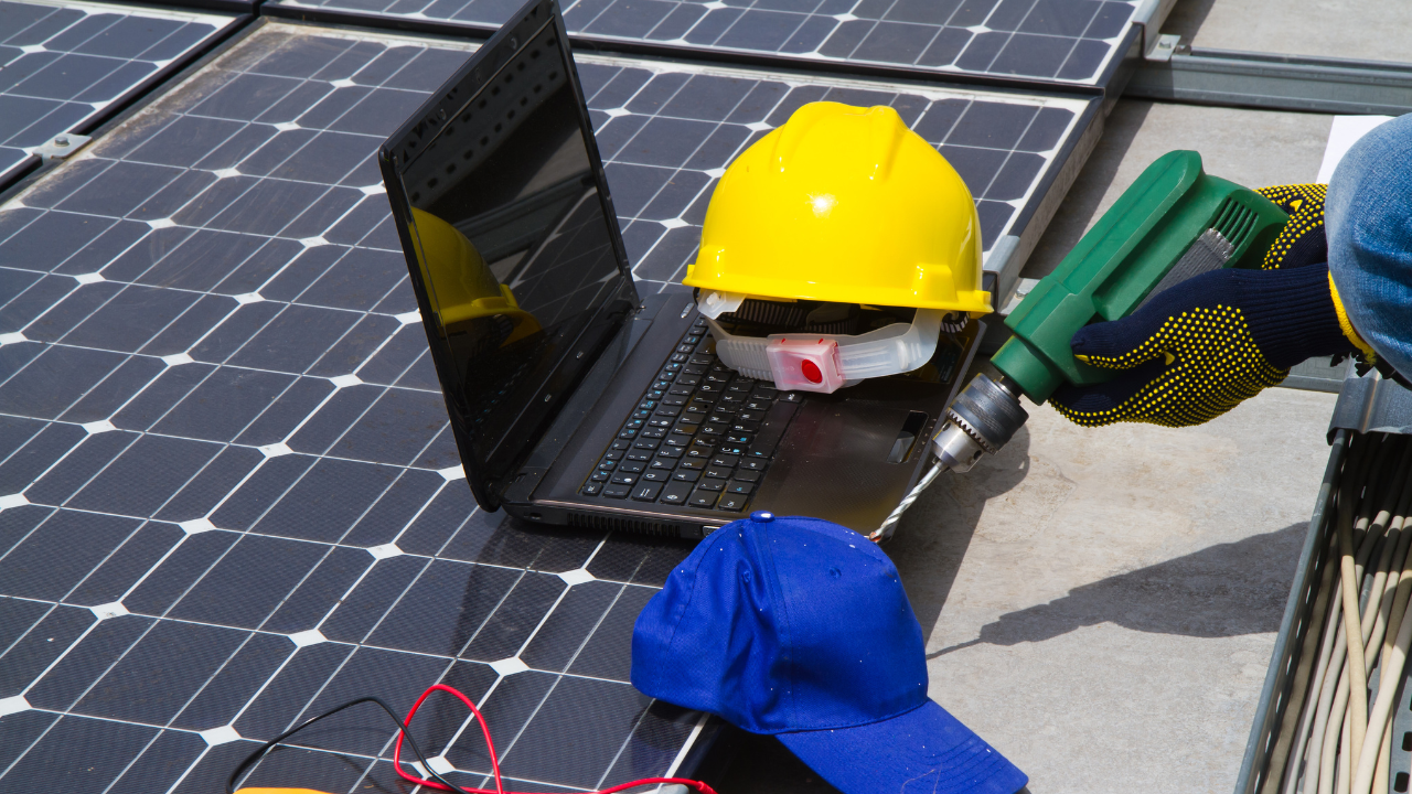 Equipo de trabajo del instalador: laptop, casco y taladro