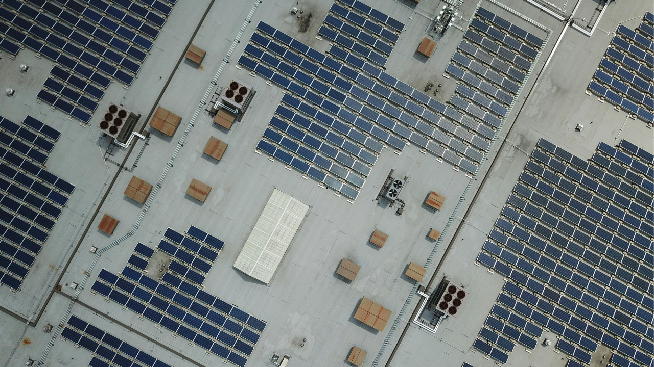Vista aérea de instalación de paneles solares en techo comercial