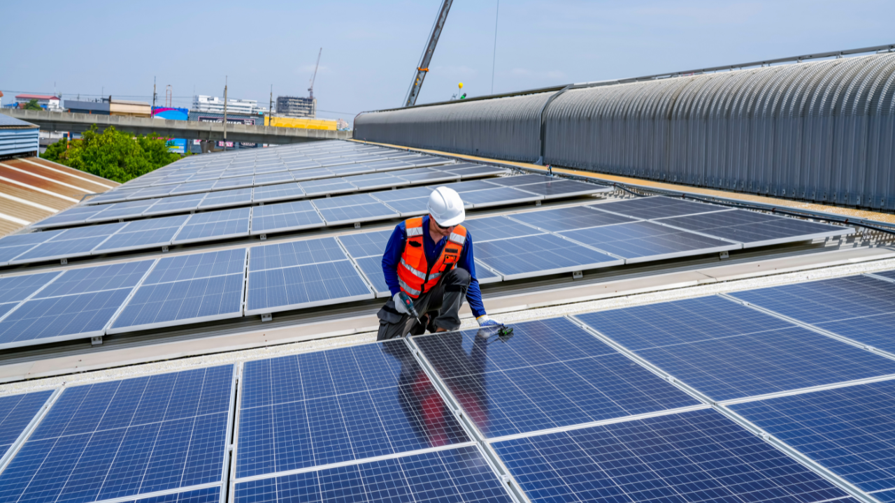 Técnico instalando o revisando un panel solar en un ambiente de trabajo real